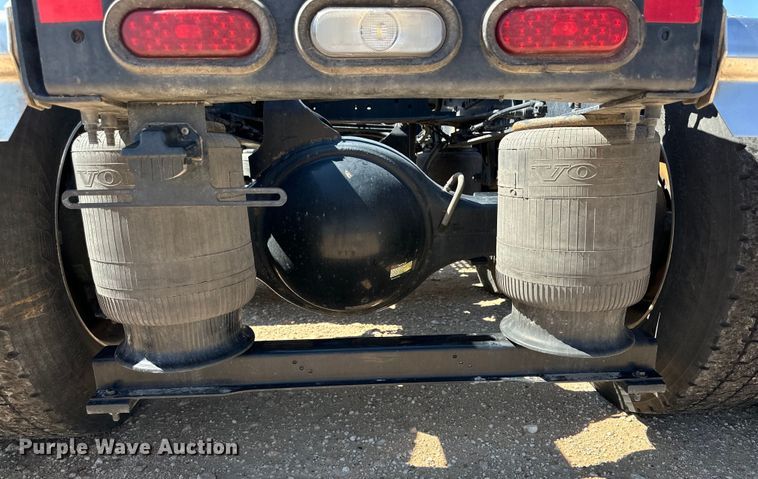 image for item ZA0420 2022 Volvo VNR semi truck