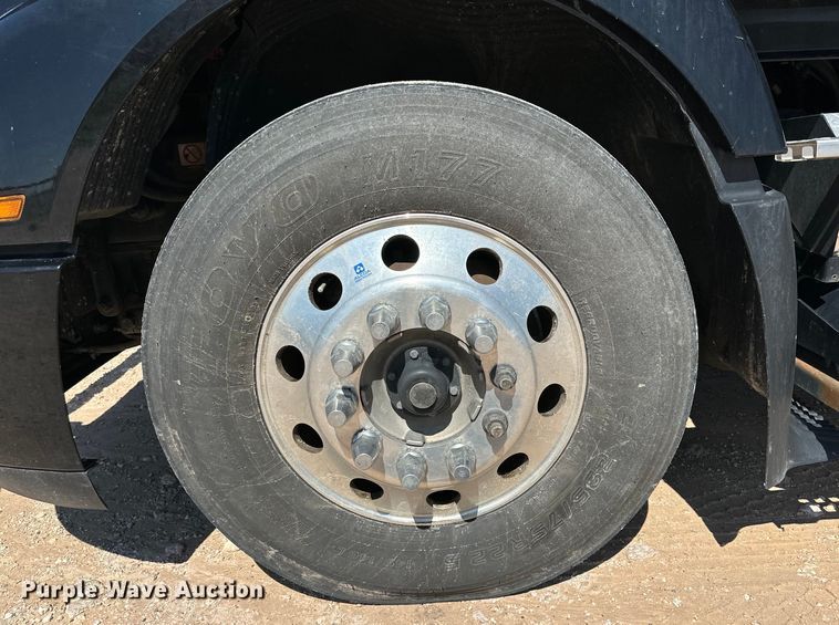 image for item ZA0420 2022 Volvo VNR semi truck