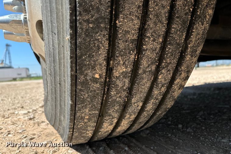 image for item ZA0420 2022 Volvo VNR semi truck