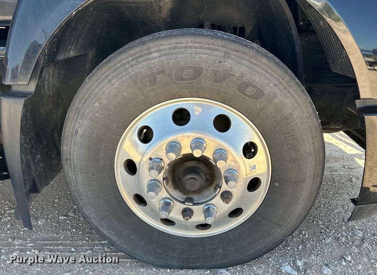 image for item ZA0420 2022 Volvo VNR semi truck