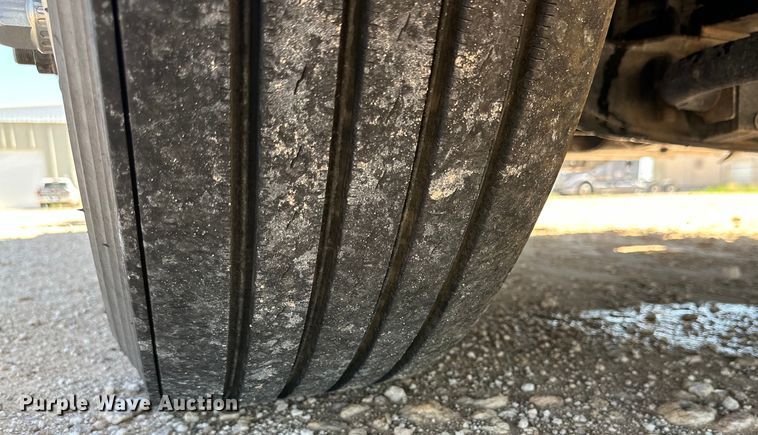 image for item ZA0420 2022 Volvo VNR semi truck