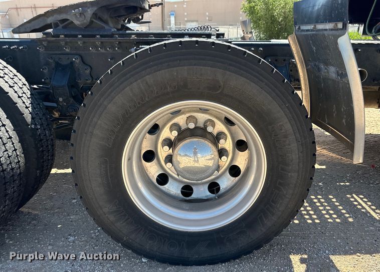 image for item ZA0420 2022 Volvo VNR semi truck