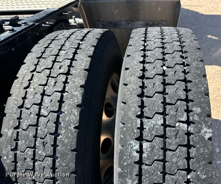 image for item ZA0420 2022 Volvo VNR semi truck