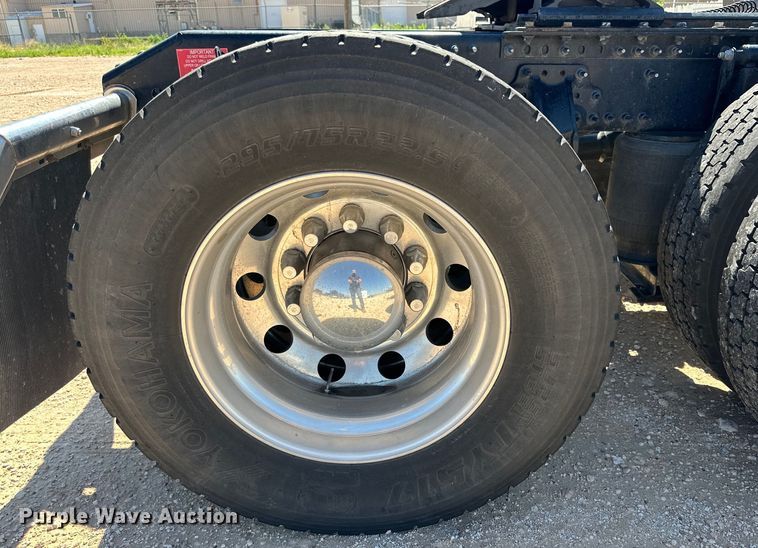 image for item ZA0420 2022 Volvo VNR semi truck