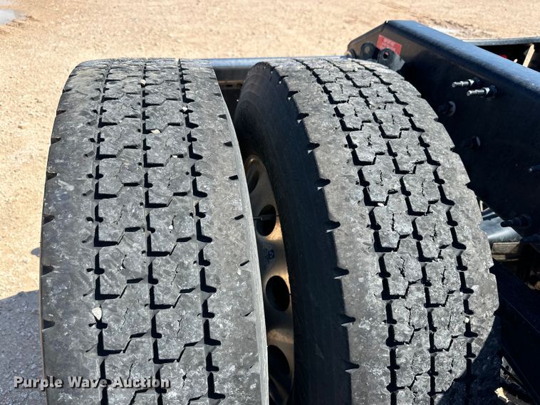 image for item ZA0420 2022 Volvo VNR semi truck