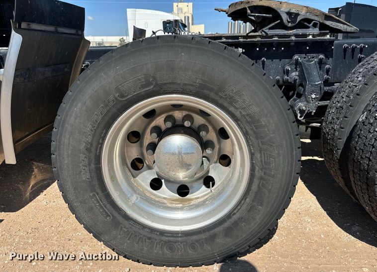 image for item ZA0420 2022 Volvo VNR semi truck