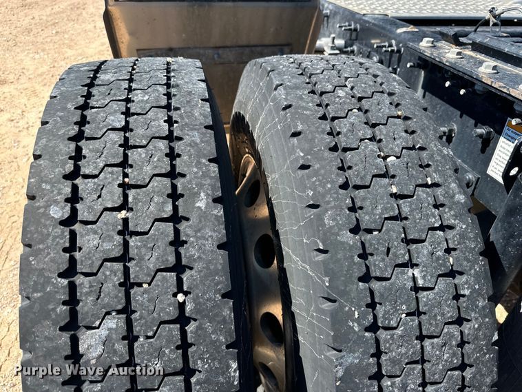 image for item ZA0420 2022 Volvo VNR semi truck