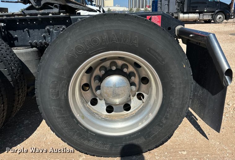 image for item ZA0420 2022 Volvo VNR semi truck