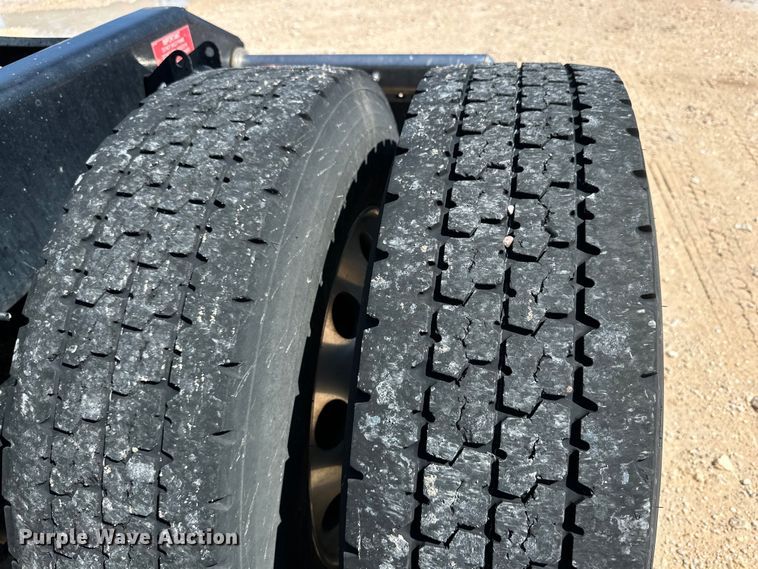 image for item ZA0420 2022 Volvo VNR semi truck