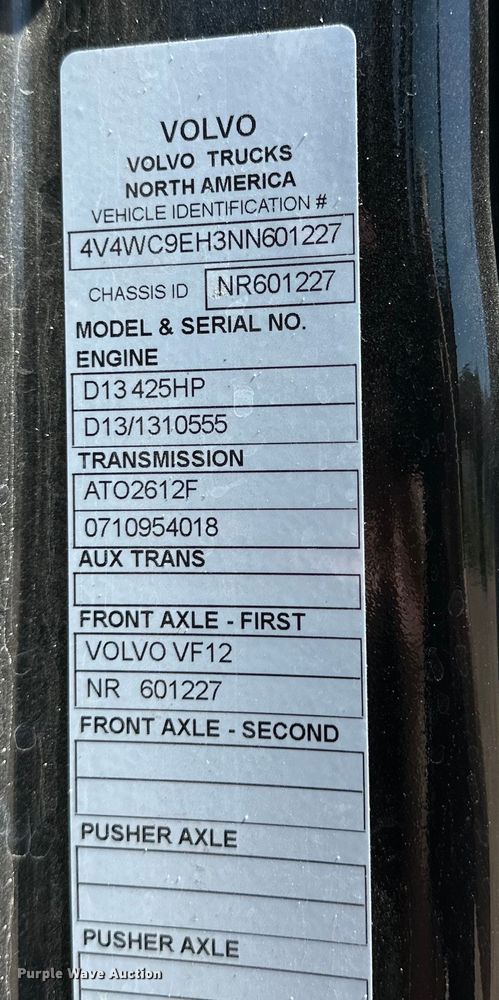 image for item ZA0420 2022 Volvo VNR semi truck