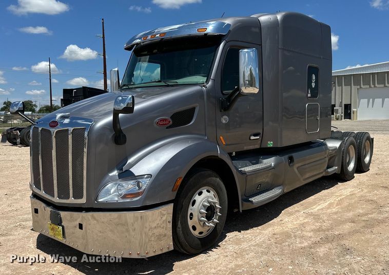 image for item ZA0421 2020 Peterbilt 579 semi truck