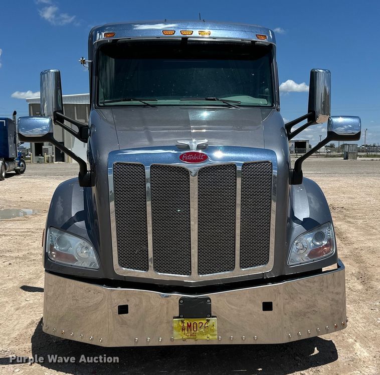 image for item ZA0421 2020 Peterbilt 579 semi truck