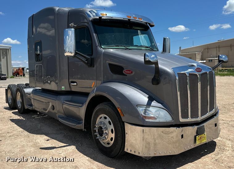 image for item ZA0421 2020 Peterbilt 579 semi truck