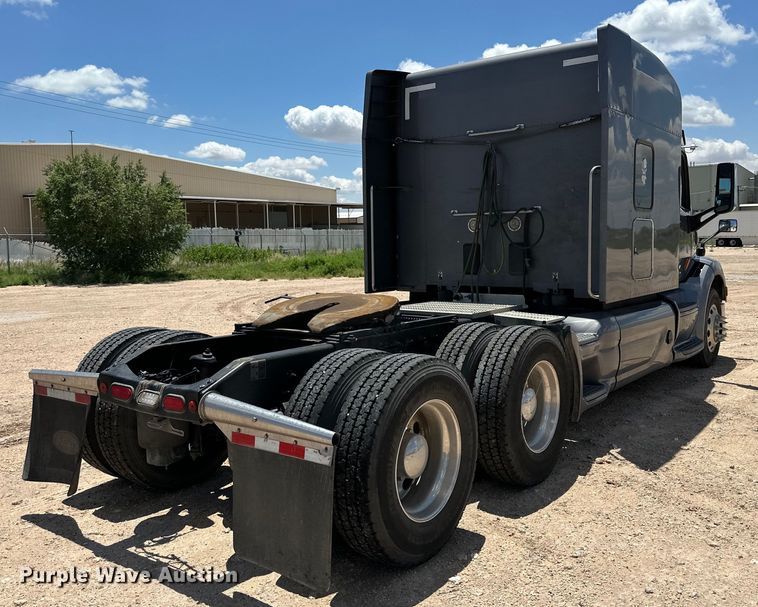 image for item ZA0421 2020 Peterbilt 579 semi truck