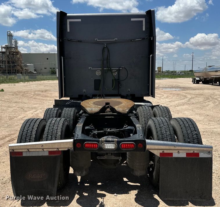 image for item ZA0421 2020 Peterbilt 579 semi truck