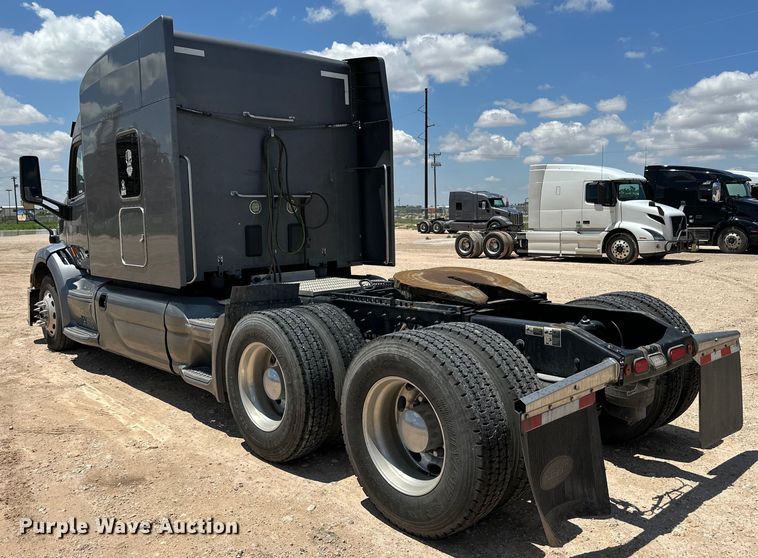 image for item ZA0421 2020 Peterbilt 579 semi truck