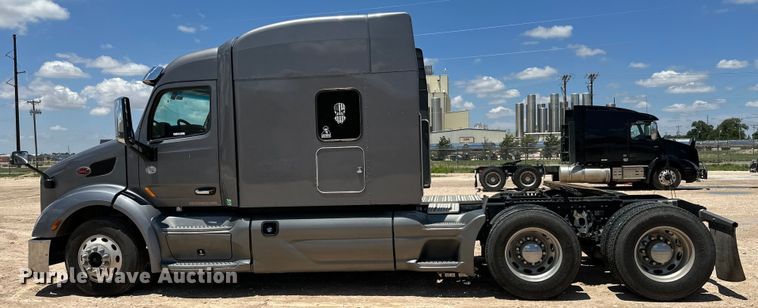 image for item ZA0421 2020 Peterbilt 579 semi truck