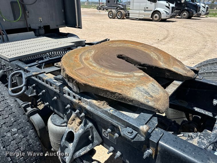 image for item ZA0421 2020 Peterbilt 579 semi truck