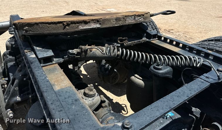 image for item ZA0421 2020 Peterbilt 579 semi truck