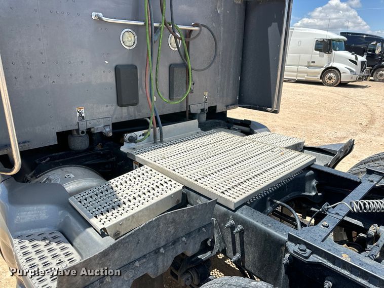 image for item ZA0421 2020 Peterbilt 579 semi truck