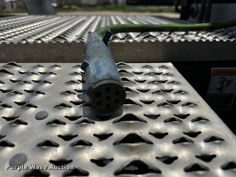 image for item ZA0421 2020 Peterbilt 579 semi truck