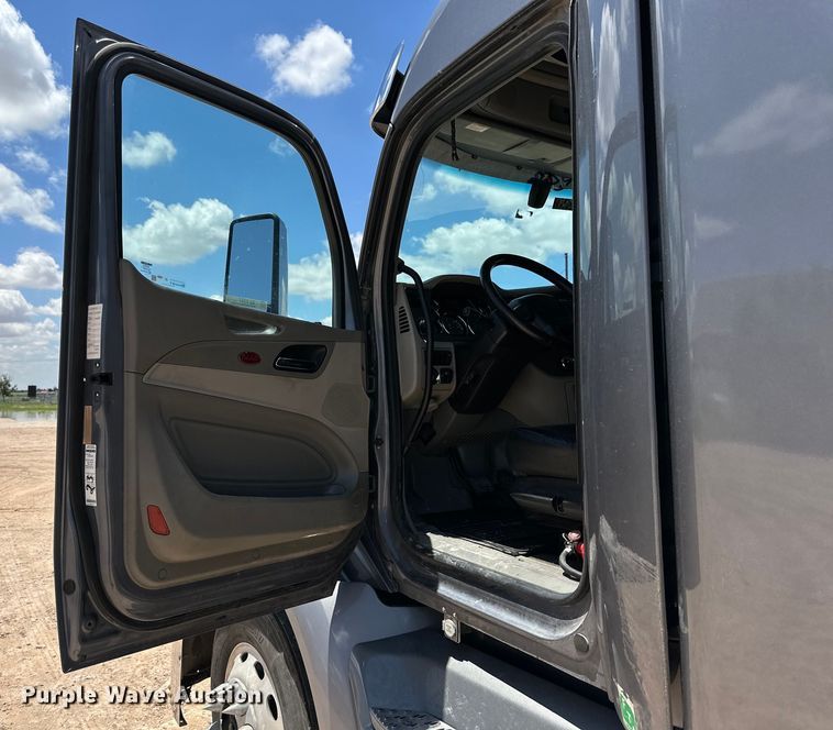 image for item ZA0421 2020 Peterbilt 579 semi truck