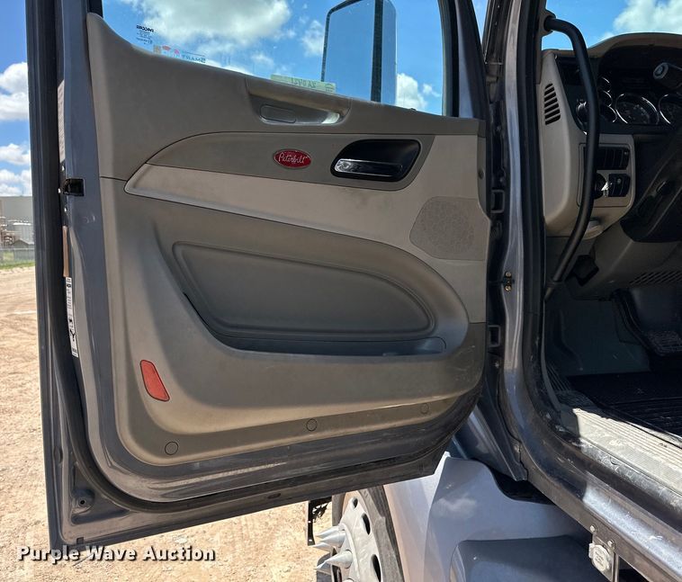 image for item ZA0421 2020 Peterbilt 579 semi truck