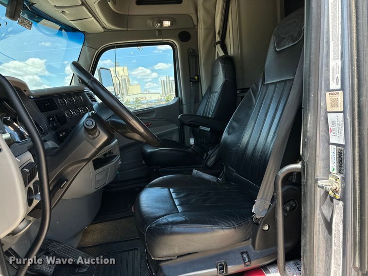 image for item ZA0421 2020 Peterbilt 579 semi truck