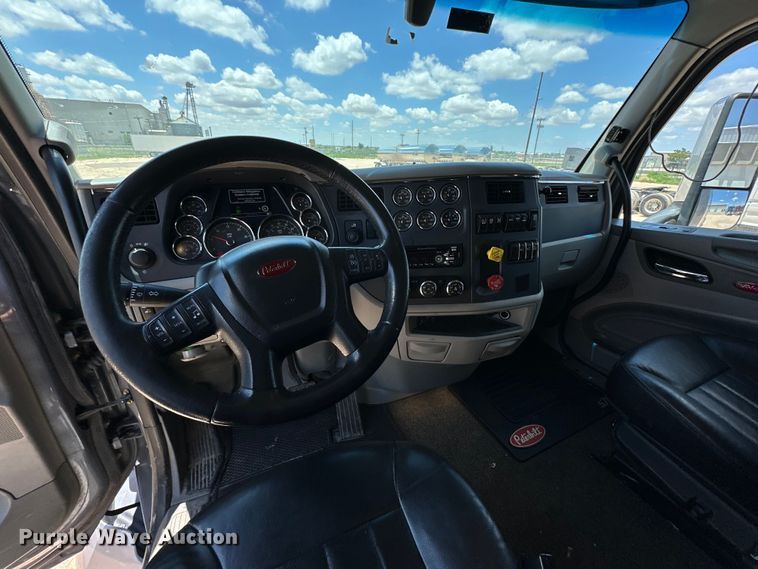 image for item ZA0421 2020 Peterbilt 579 semi truck