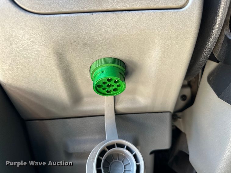 image for item ZA0421 2020 Peterbilt 579 semi truck