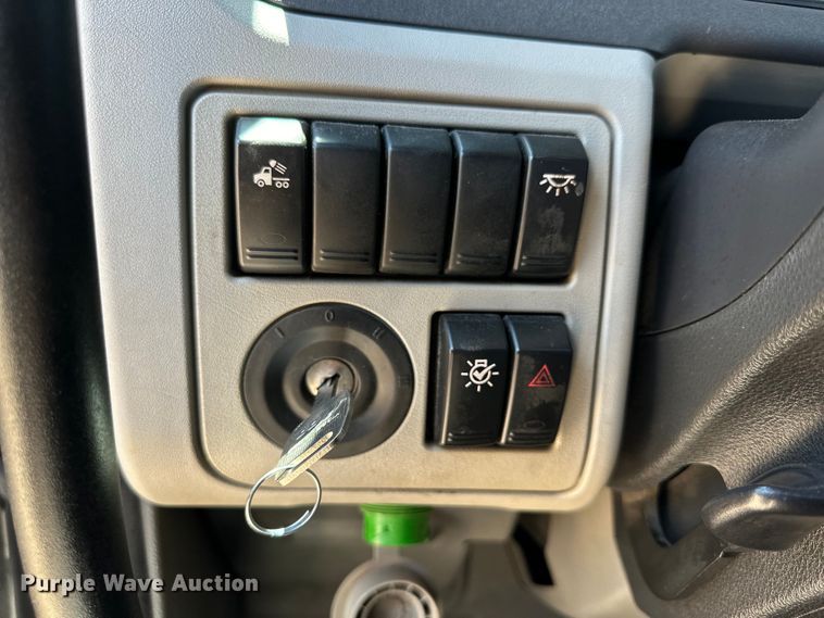 image for item ZA0421 2020 Peterbilt 579 semi truck