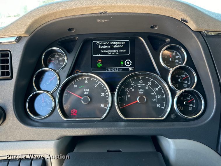 image for item ZA0421 2020 Peterbilt 579 semi truck