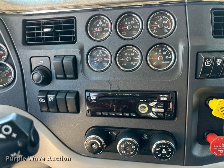 image for item ZA0421 2020 Peterbilt 579 semi truck