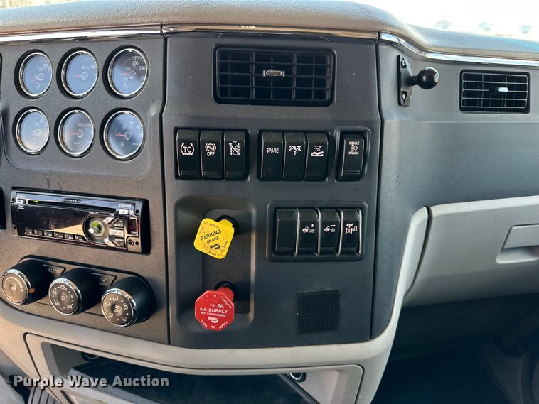 image for item ZA0421 2020 Peterbilt 579 semi truck