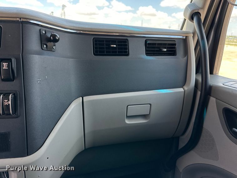 image for item ZA0421 2020 Peterbilt 579 semi truck