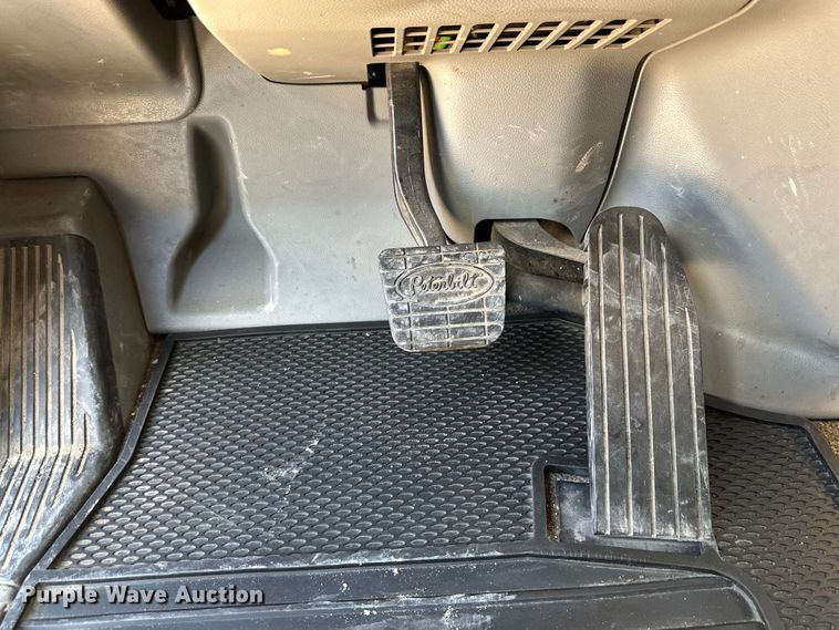 image for item ZA0421 2020 Peterbilt 579 semi truck