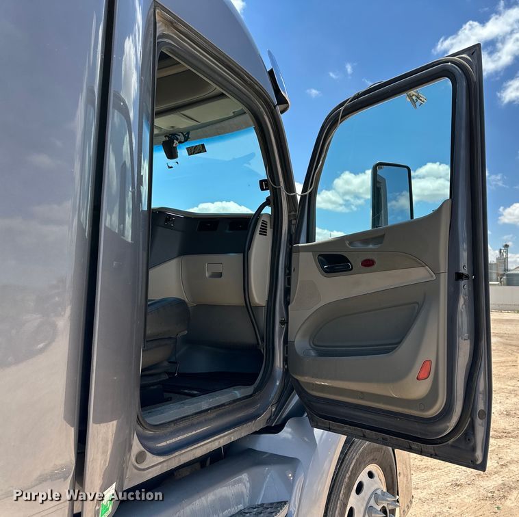 image for item ZA0421 2020 Peterbilt 579 semi truck