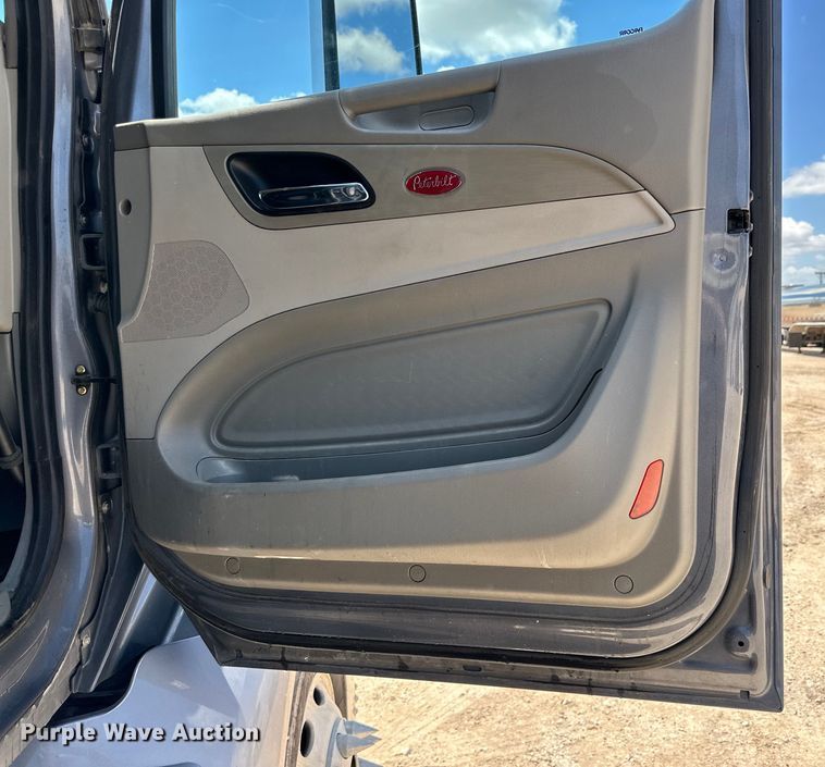 image for item ZA0421 2020 Peterbilt 579 semi truck