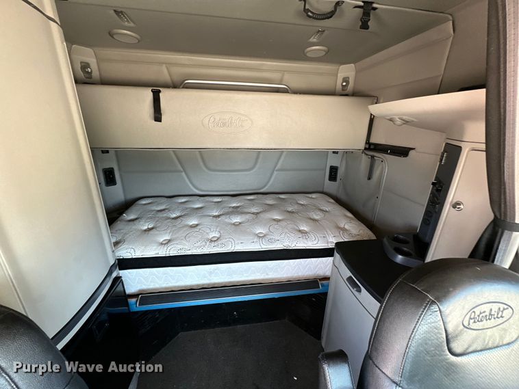 image for item ZA0421 2020 Peterbilt 579 semi truck