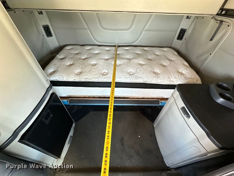 image for item ZA0421 2020 Peterbilt 579 semi truck