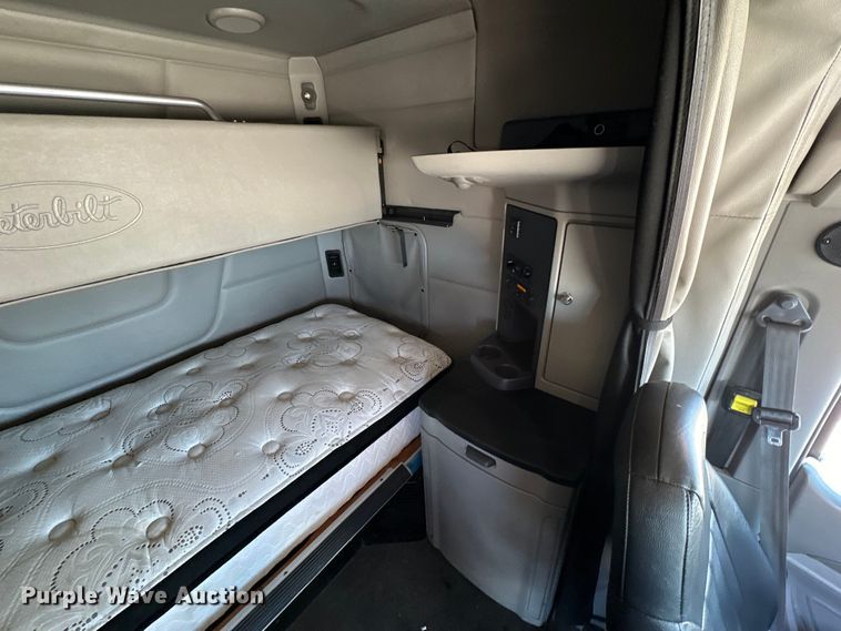 image for item ZA0421 2020 Peterbilt 579 semi truck