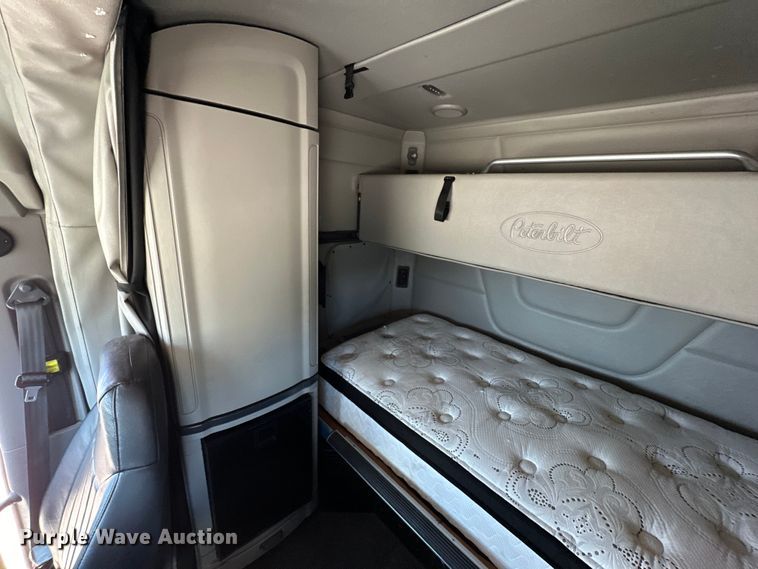 image for item ZA0421 2020 Peterbilt 579 semi truck