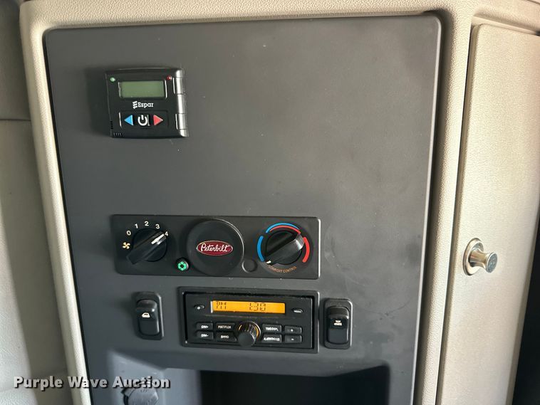 image for item ZA0421 2020 Peterbilt 579 semi truck