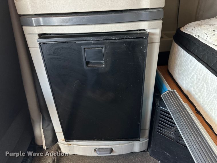 image for item ZA0421 2020 Peterbilt 579 semi truck