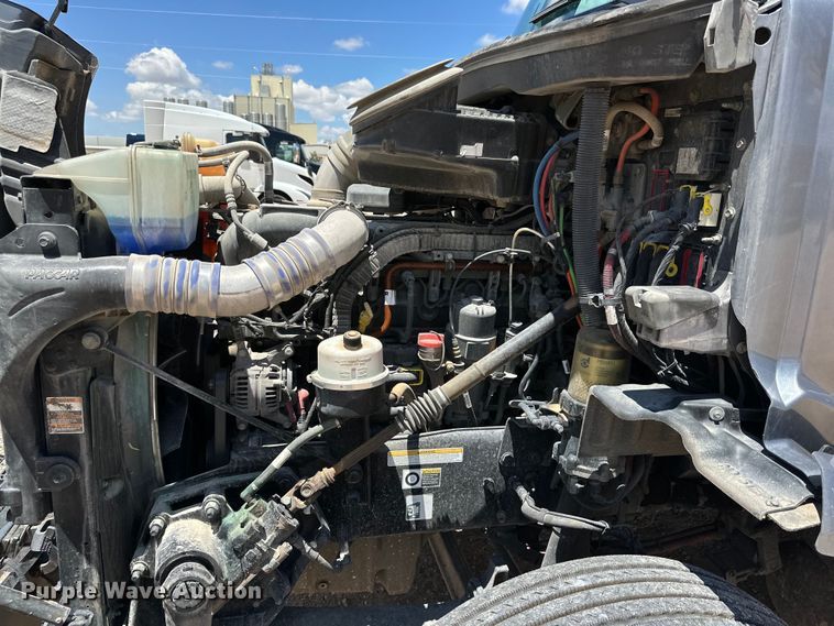 image for item ZA0421 2020 Peterbilt 579 semi truck