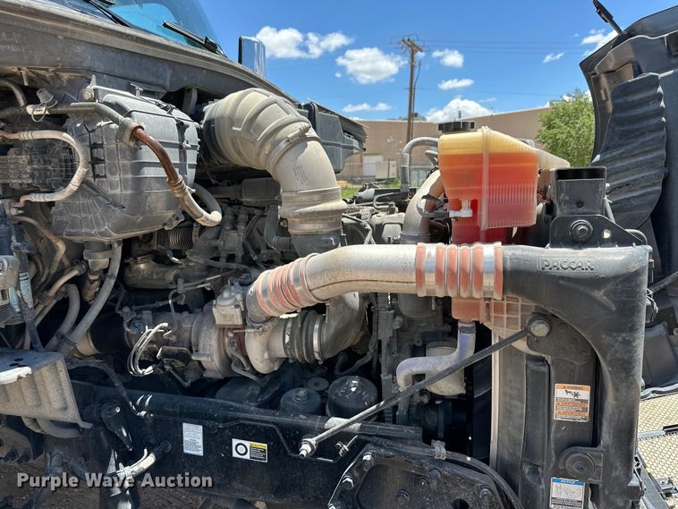 image for item ZA0421 2020 Peterbilt 579 semi truck