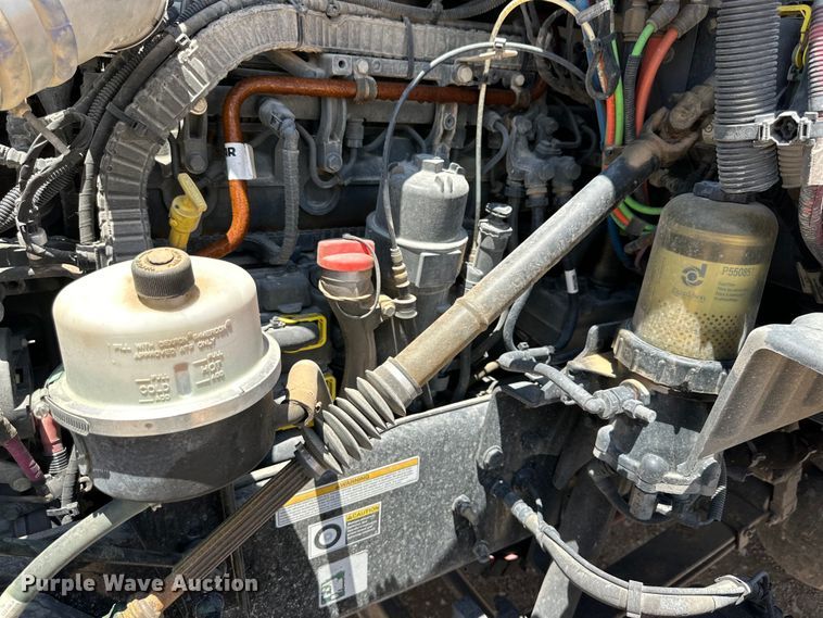 image for item ZA0421 2020 Peterbilt 579 semi truck