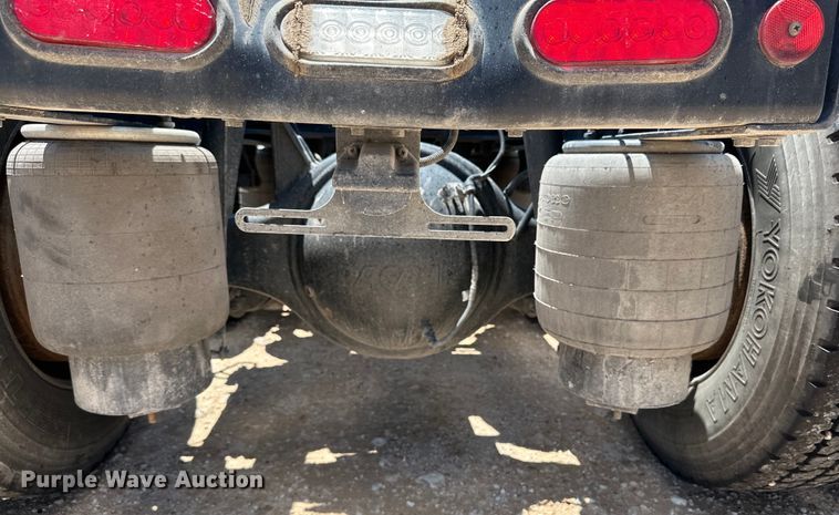 image for item ZA0421 2020 Peterbilt 579 semi truck