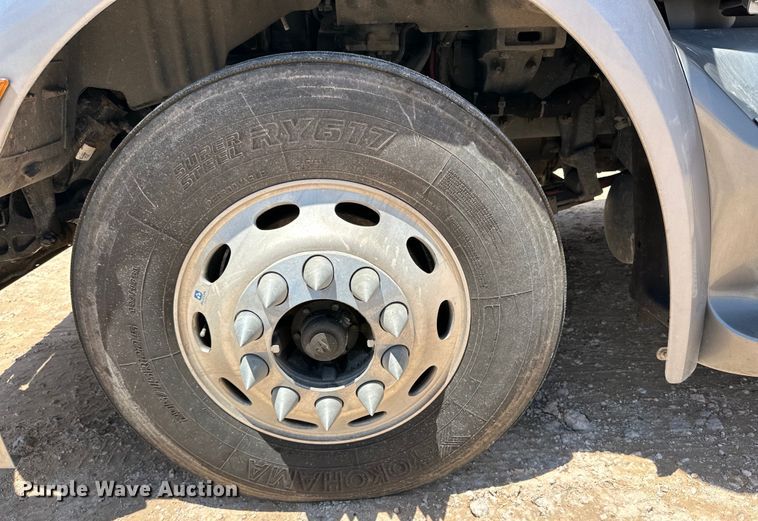 image for item ZA0421 2020 Peterbilt 579 semi truck