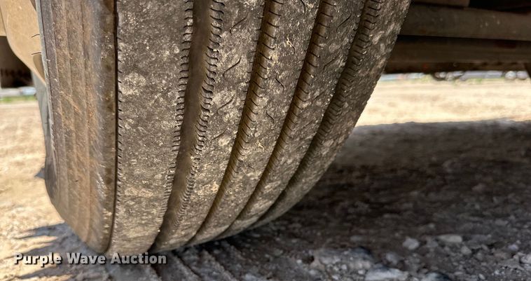 image for item ZA0421 2020 Peterbilt 579 semi truck